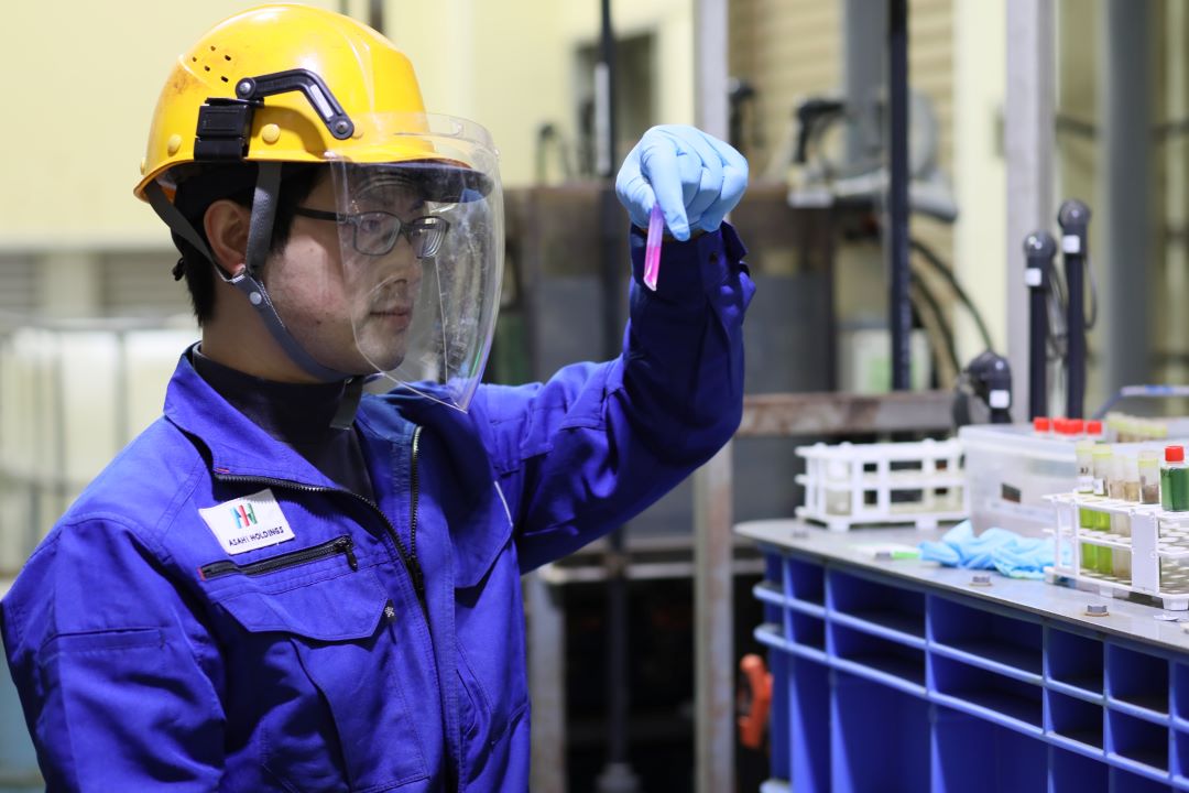 工場で多様な廃棄物からリサイクルを行う工場職サムネイル