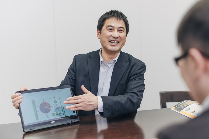 リサイクルビジネスの最前線でお客様にリサイクルを提案する営業部門サムネイル