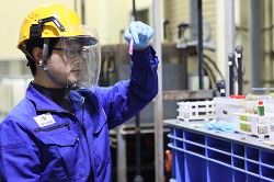 工場で多様な廃棄物からリサイクルを行う工場部門サムネイル