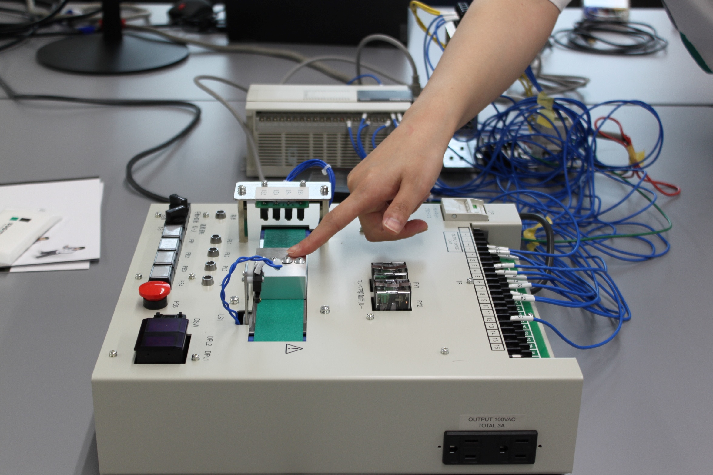 工作機械を動かすための電気回路設計の仕事体験サムネイル