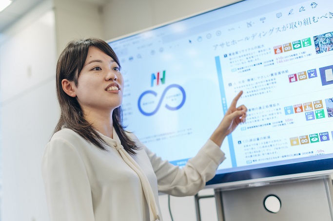 バックオフィスのスペシャリストとして会社を支える管理部門サムネイル