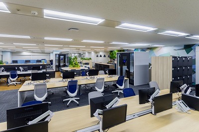 コミュニケーション力を活かし、国内外問わず活躍する営業職サムネイル