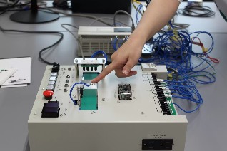 工作機械を動かすための電気回路設計の仕事体験サムネイル