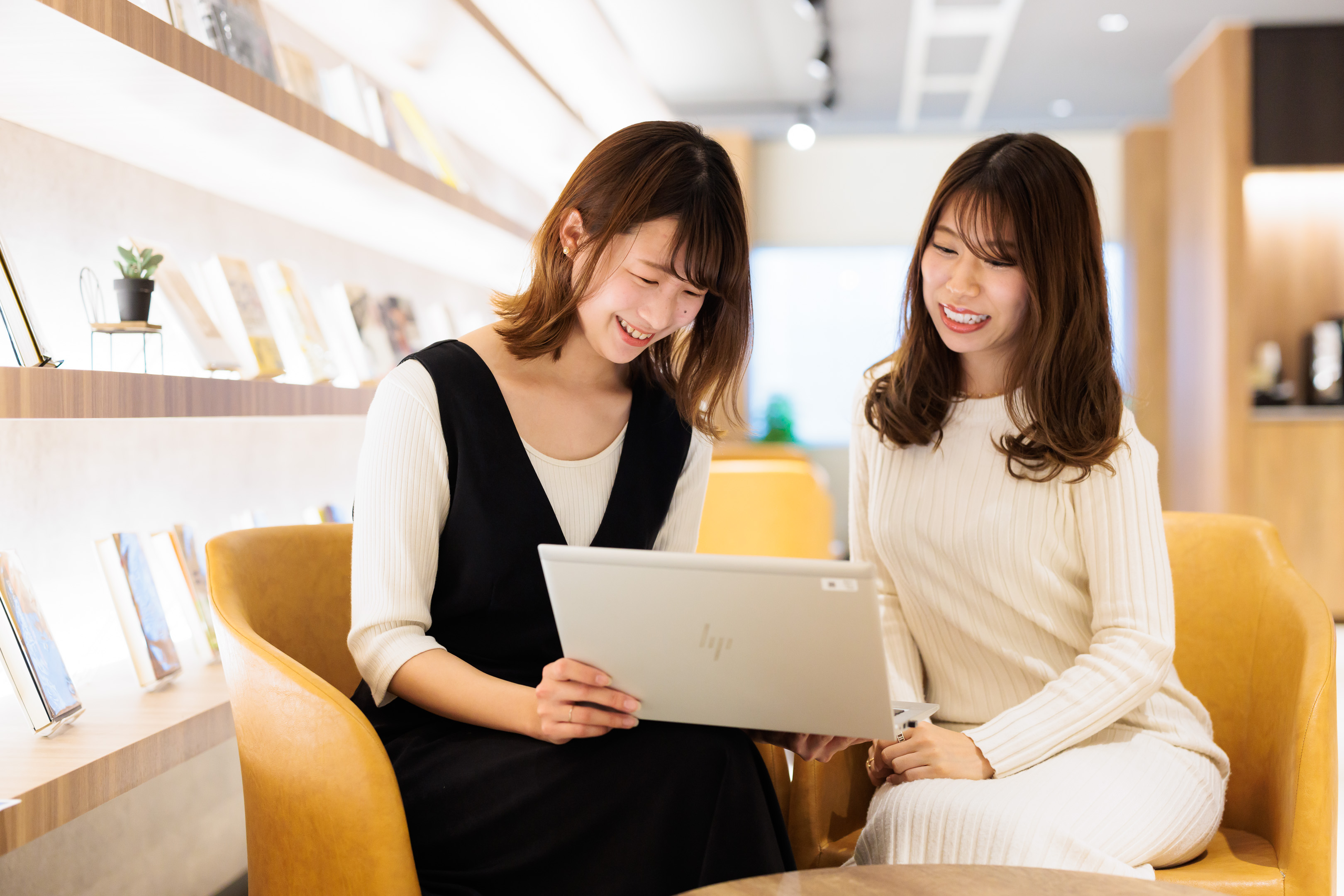 ４MEEE企画営業職サムネイル