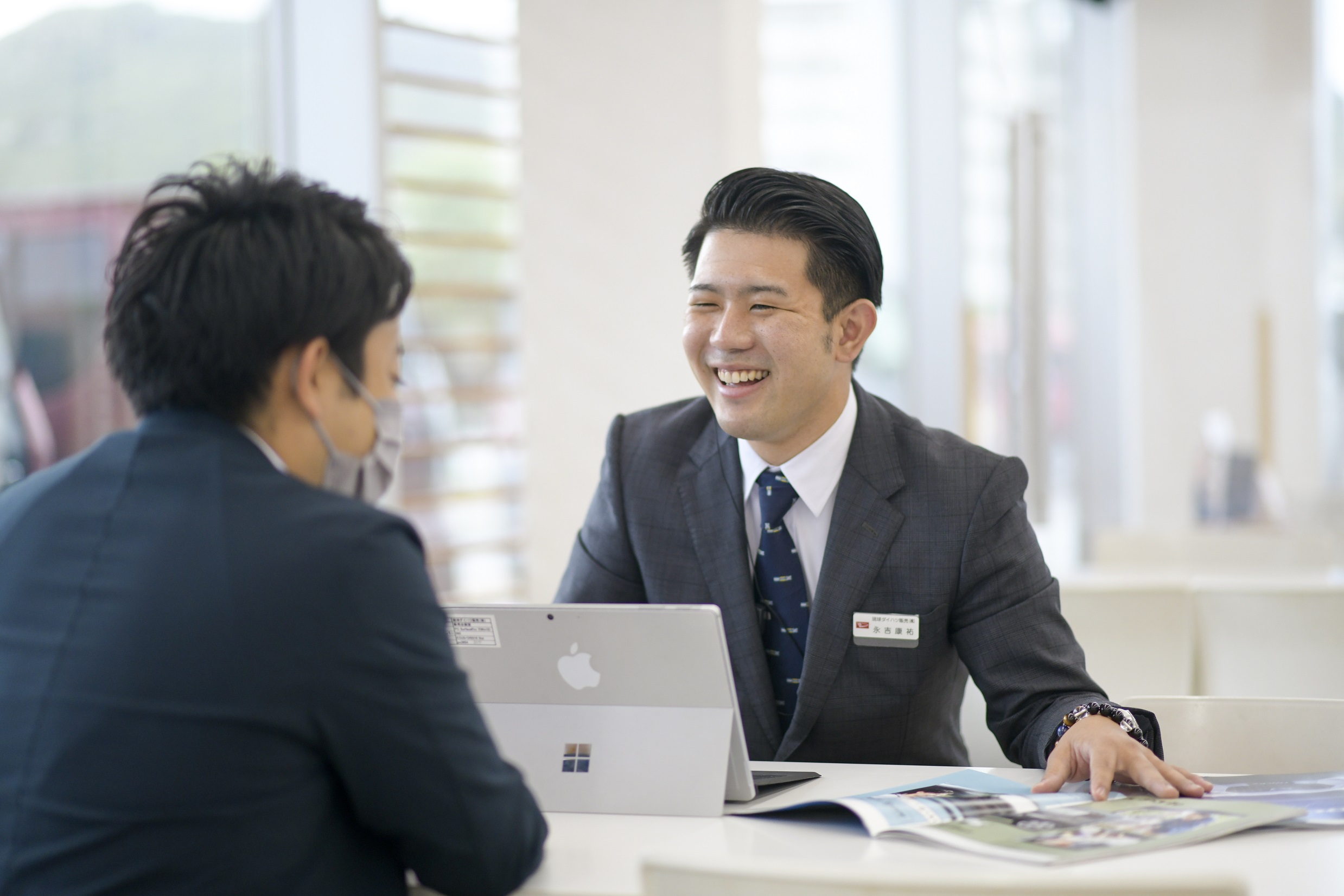 自動車の店舗営業スタッフサムネイル