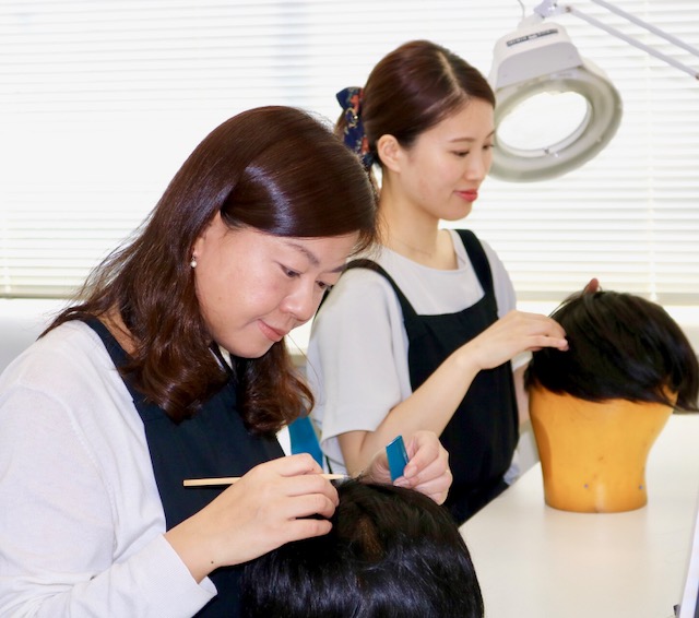 田町オフィス　メンズウィッグの内製スタッフサムネイル